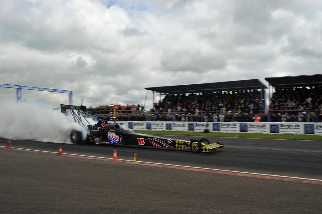 Alle på tribunerne holdt sig for ørerne, da Stig Neergaard gav opvisning med sin Top Fuel-dragster og slap 10.000 hestekræfter løs
(Foto: Morten Alstrup)